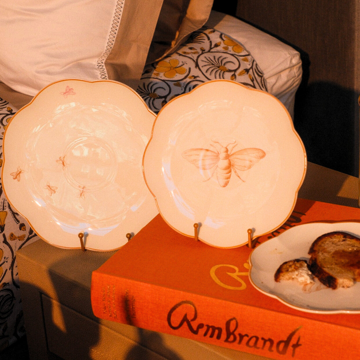 Bumble Voyage Scalloped Dinner Plate - Case of 12 Plates (+3 Bonus Plates) Ro'Table