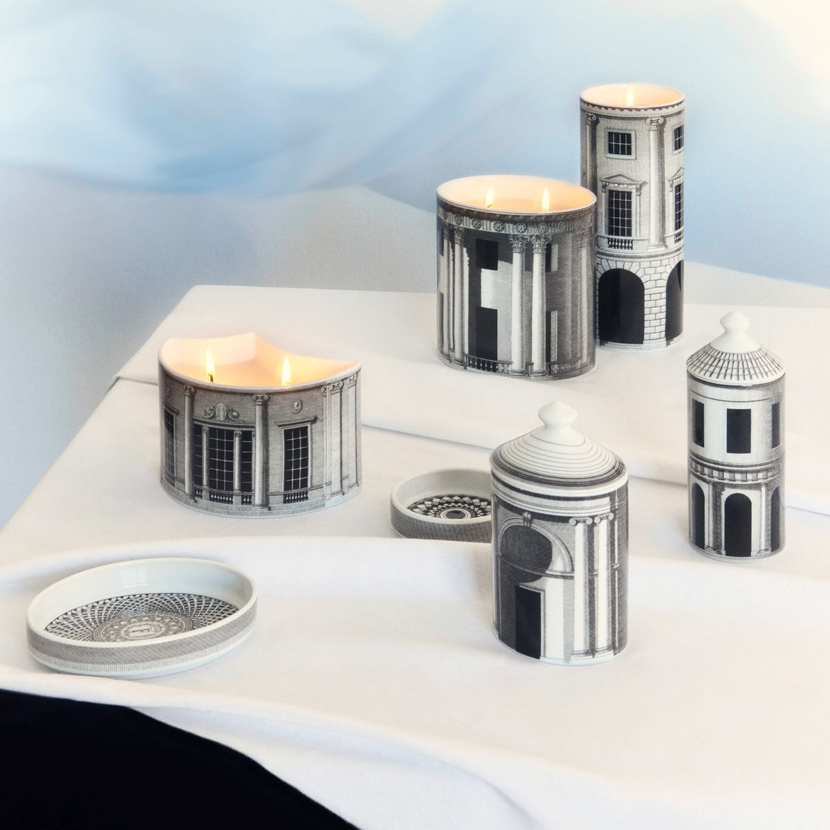 Fornasetti NEL MENTRE Large Candle – Architettura, Immaginazione
