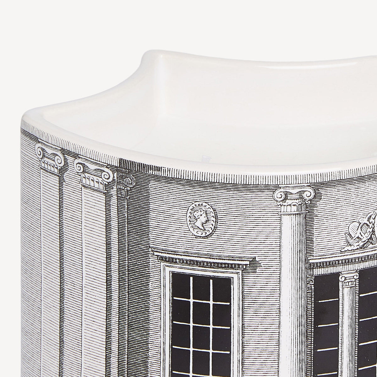 Fornasetti NEL MENTRE Vase Candle – Architettura, Immaginazione
