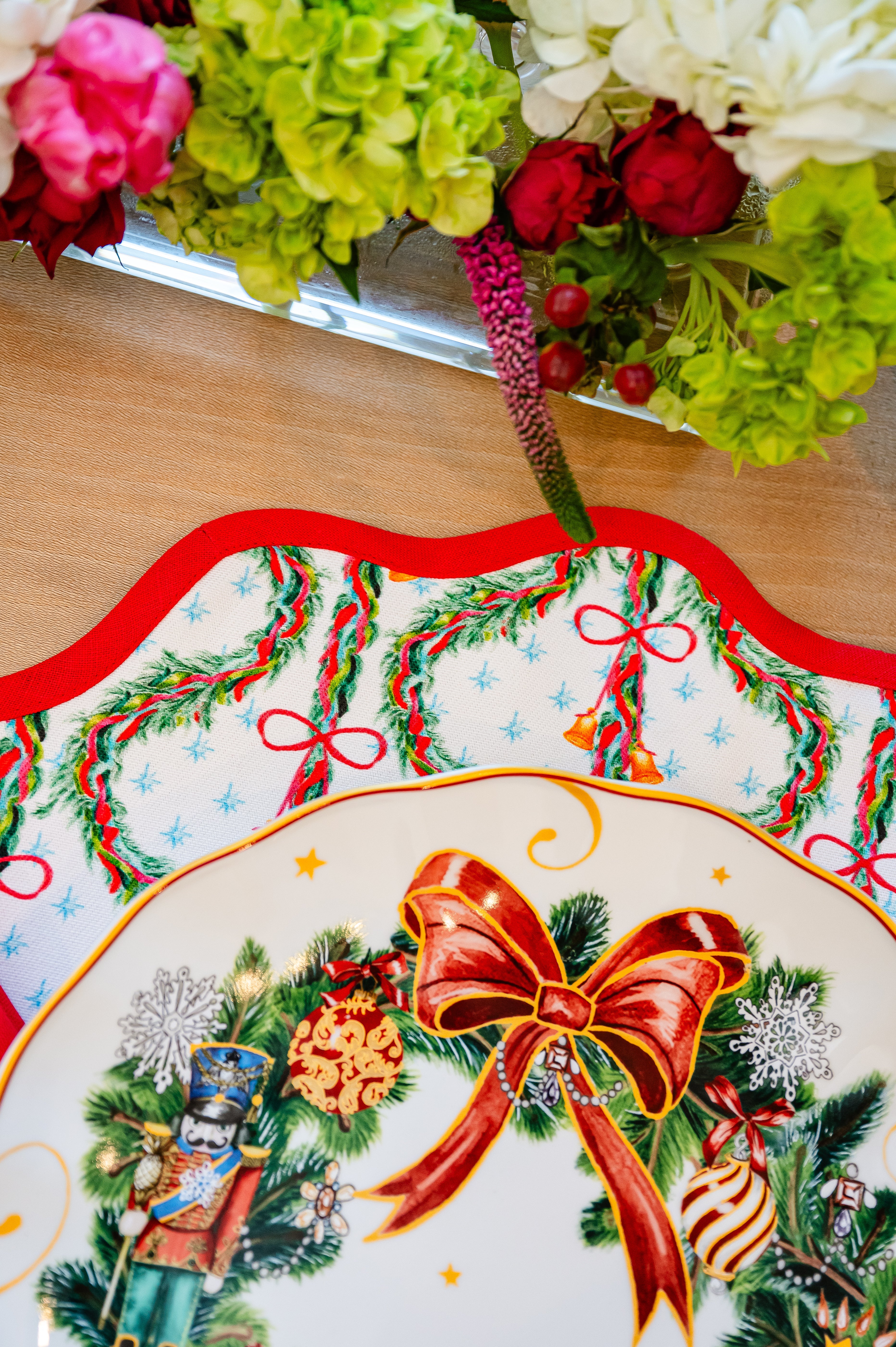 Round Scalloped Placemat | Carol of the Bells