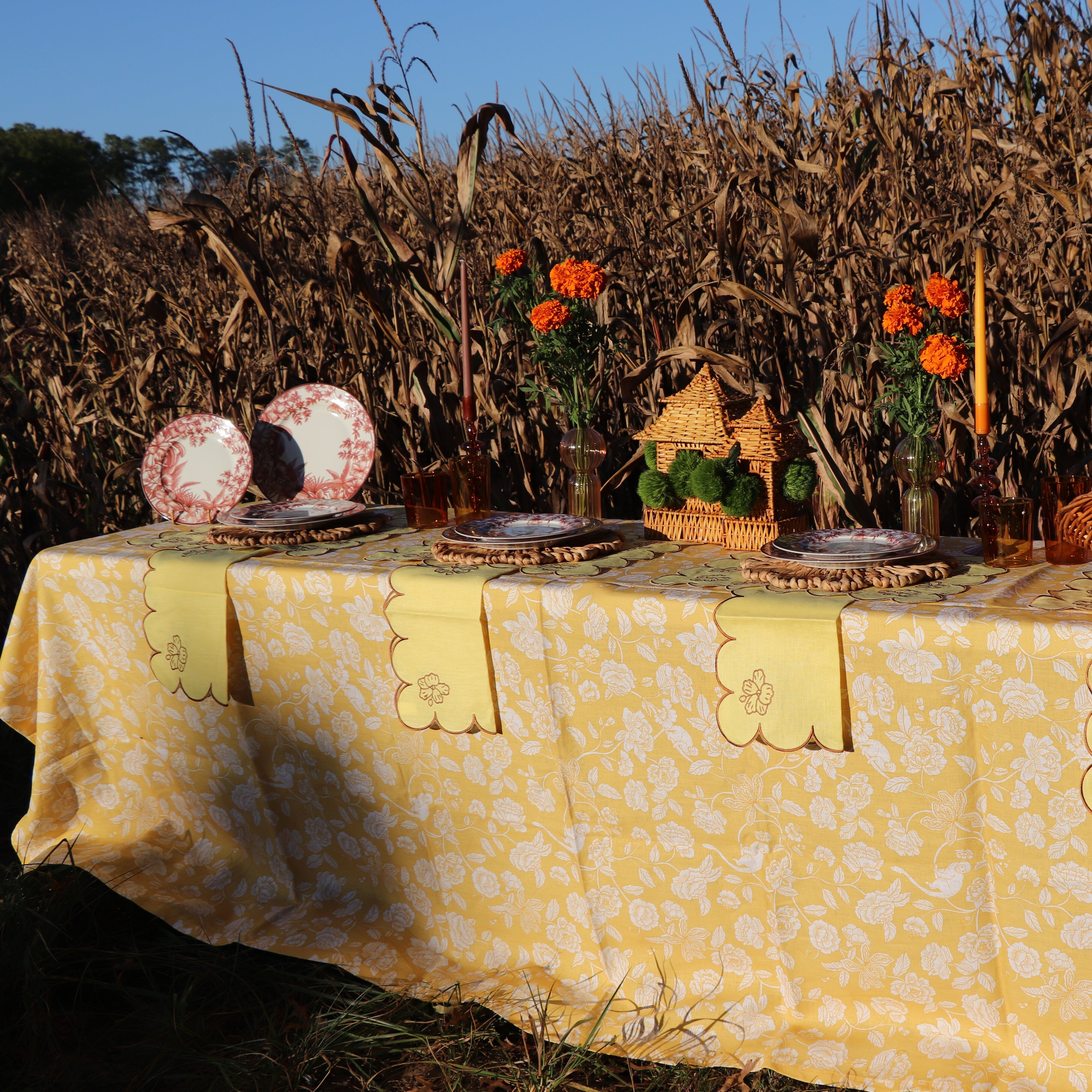 Marigold Flora Parlour Tablecloth Ro'Table