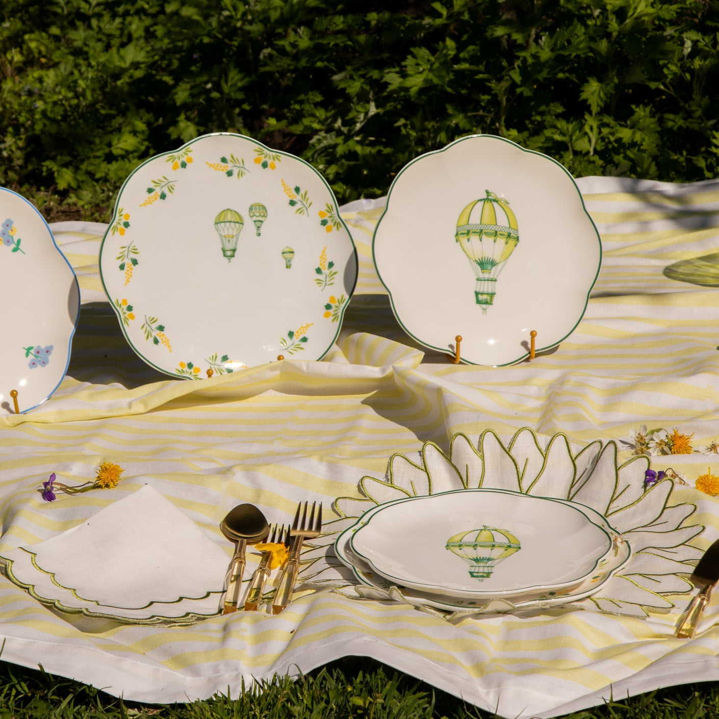 Valensole Lavender Scalloped Dinner Plate - Set of 4 (+1 Bonus Plate) Ro'Table