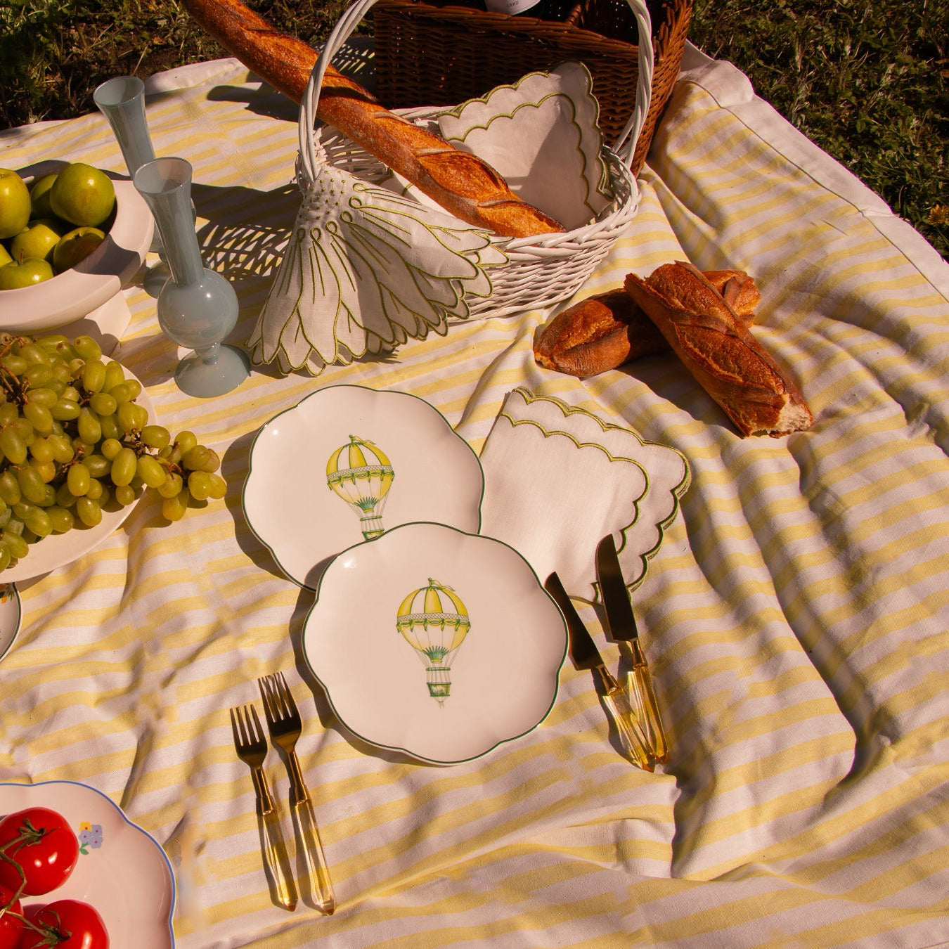 Valensole Lavender Scalloped Starter Plate - Set of 4 (+1 Bonus Plate) Ro'Table