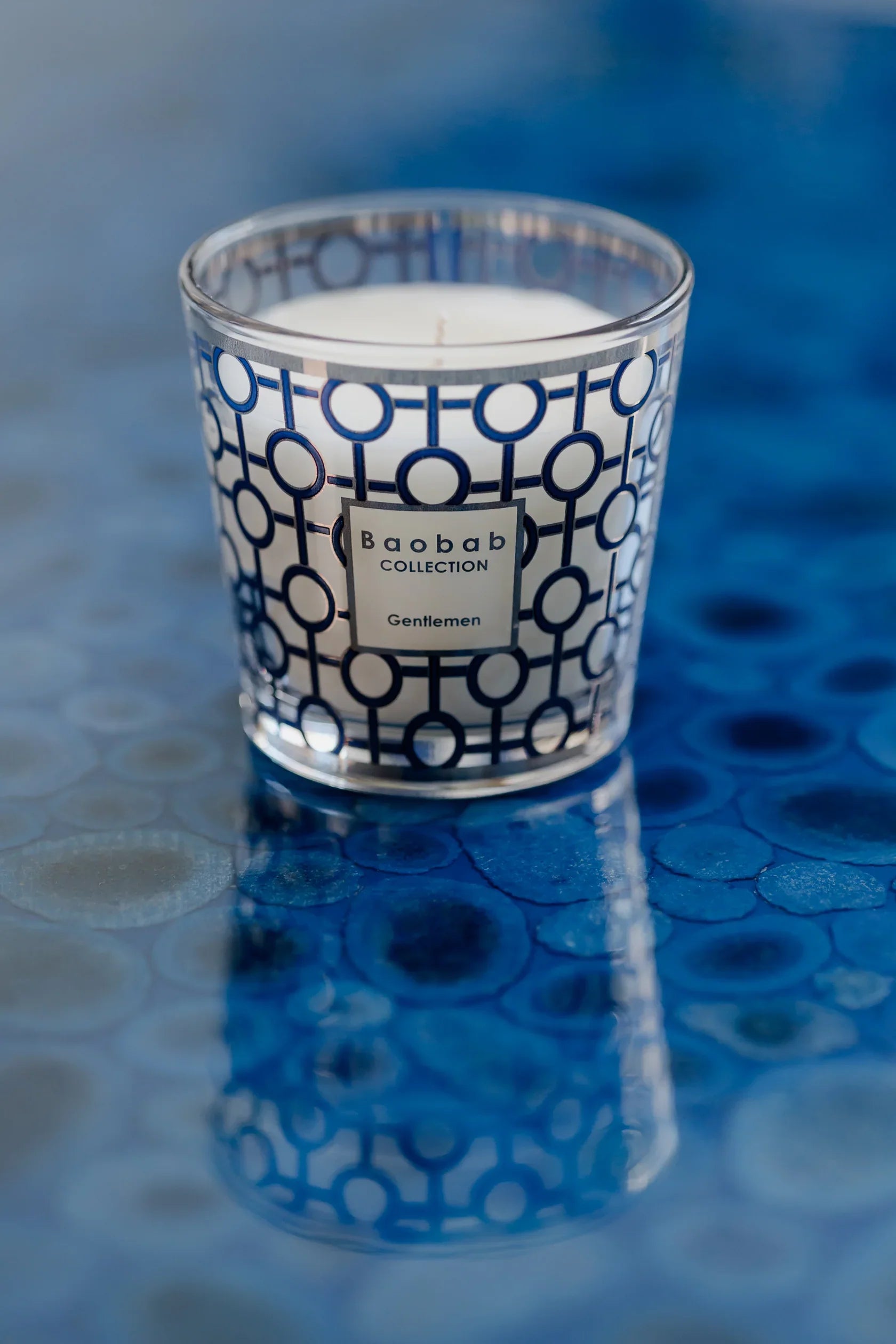 Baobab Collection scented candle 'Gentlemen' with platinum and ultramarine design, featuring rum and saffron scents.