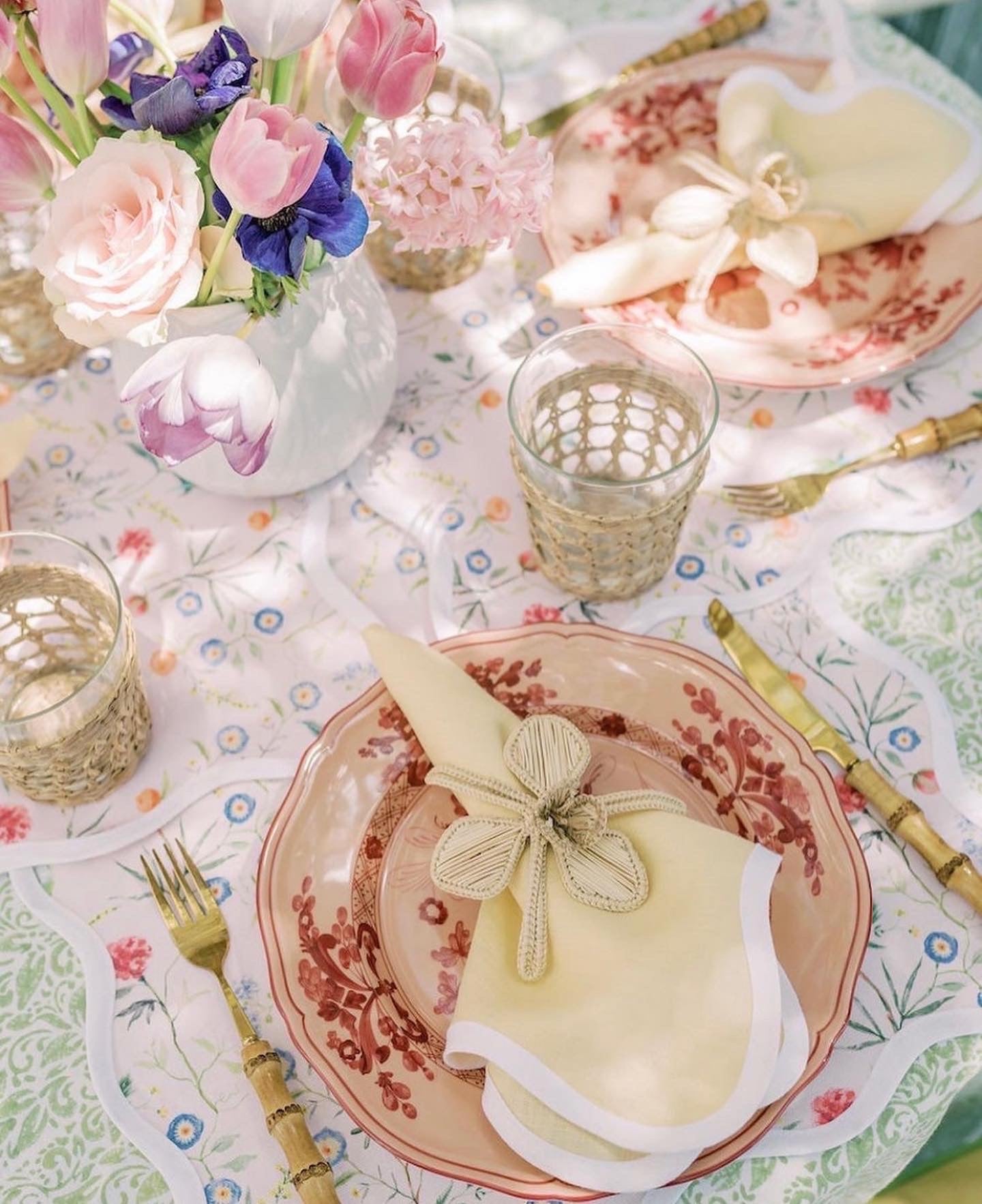 Square Scalloped Placemat | Jardin de Fleurs- Pink