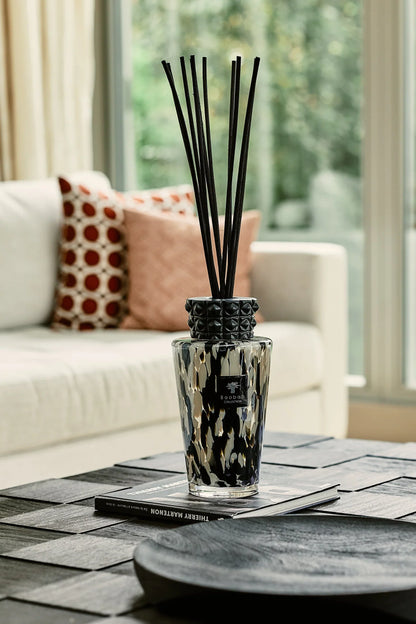 Baobab Collection TOTEM PEARLS BLACK diffuser with black reeds in a stylish living room setting.