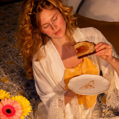 Bumble Homecoming Scalloped Starter Plate - Case of 12 Plates (+3 Bonus Plates) Ro'Table