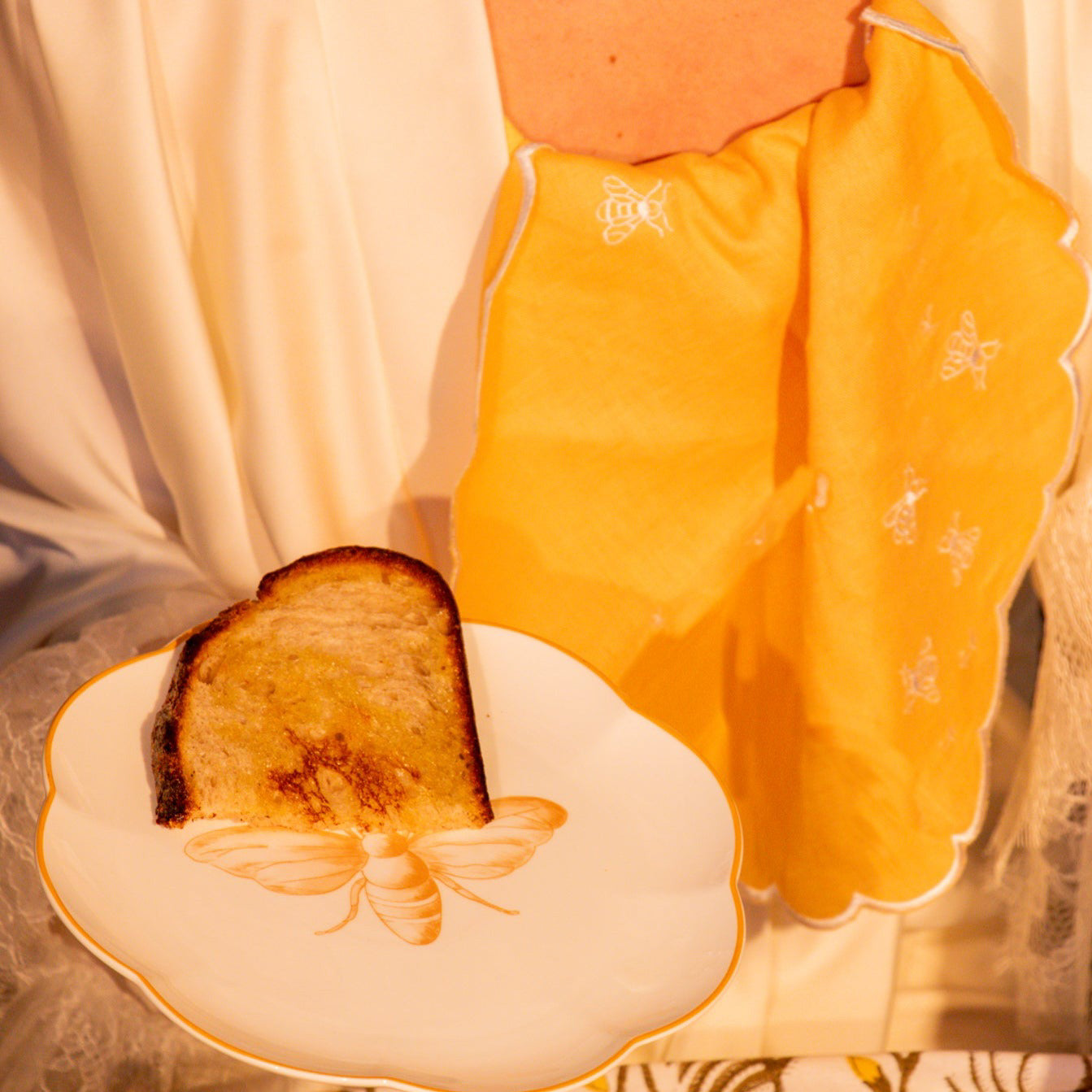 Bumble Homecoming Scalloped Starter Plate - Set of 4 (+1 Bonus Plate) Ro'Table