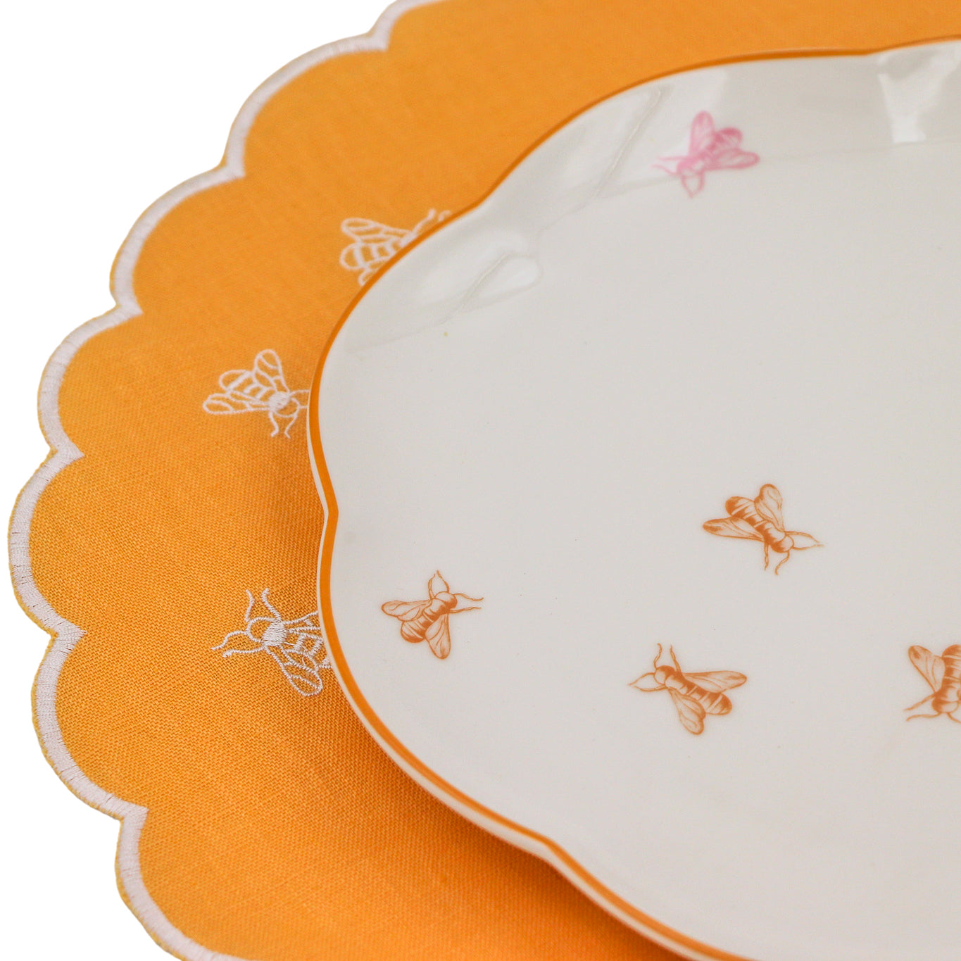Bumble Voyage Scalloped Dinner Plate - Case of 12 Plates (+3 Bonus Plates) Ro'Table