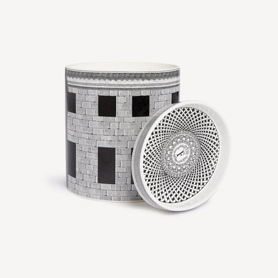 Fornasetti NEL MENTRE Large Candle – Architettura, Immaginazione