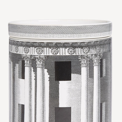 Fornasetti NEL MENTRE Large Candle – Architettura, Immaginazione