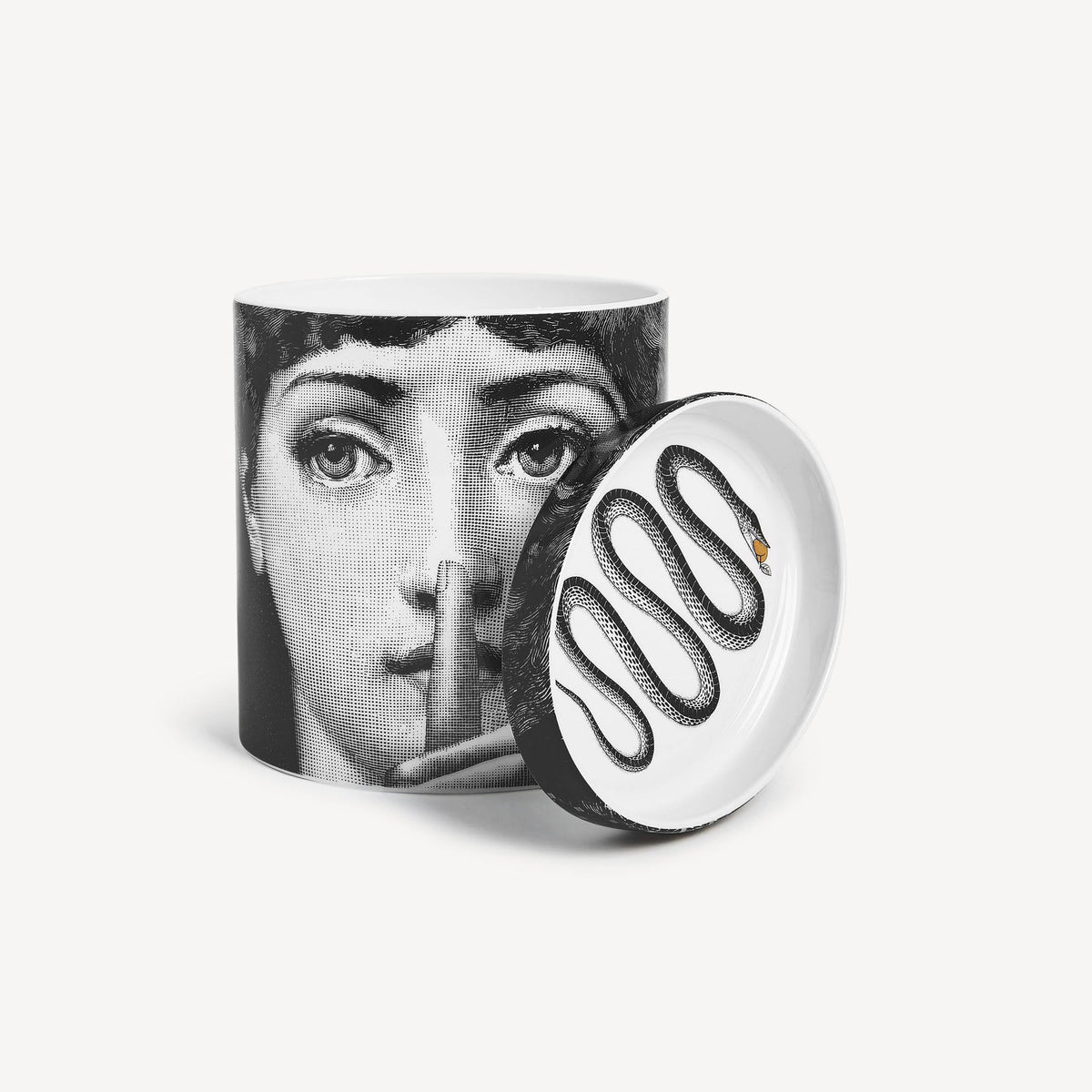 Fornasetti NEL MENTRE Large Candle – Mascherina, Frutto Proibito
