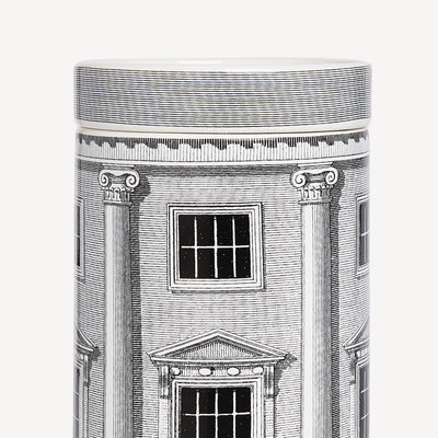Fornasetti NEL MENTRE Tall Candle – Architettura, Immaginazione