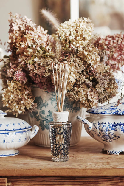 Baobab Collection My First Baobab Manhattan diffuser with dried flowers and decorative dishes, creating a cozy ambiance.