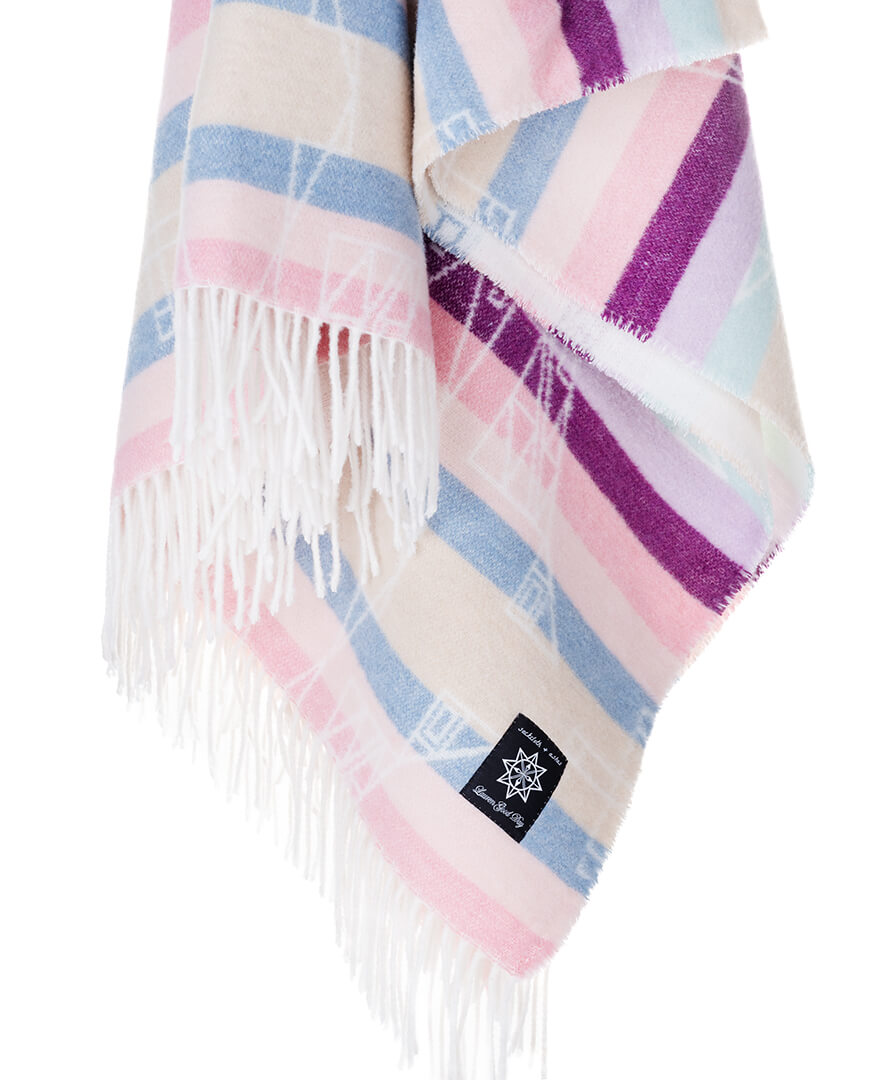 Hunaaneeká (Spring) Blanket